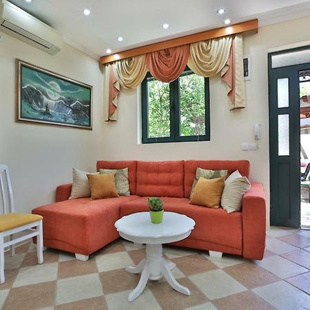 Apartments Holiday Lux Сутоморе Экстерьер фото