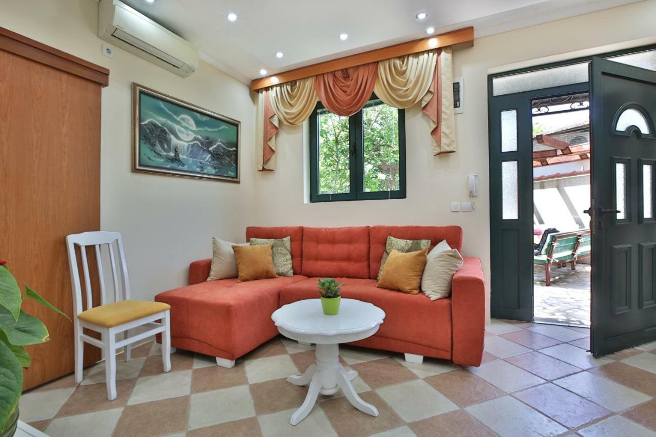 Apartments Holiday Lux Сутоморе Экстерьер фото