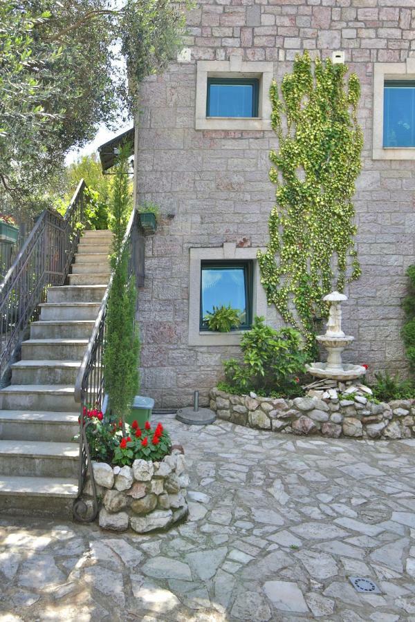 Apartments Holiday Lux Сутоморе Экстерьер фото